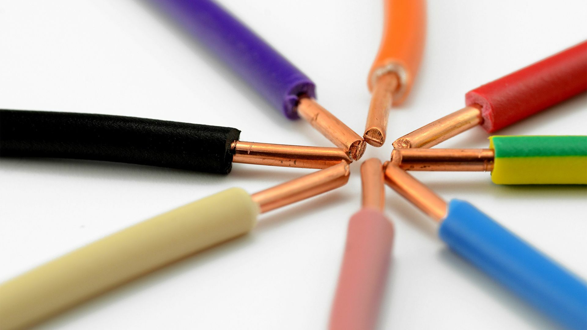 Die Enden von bunten Klabeln bilden einen Stern